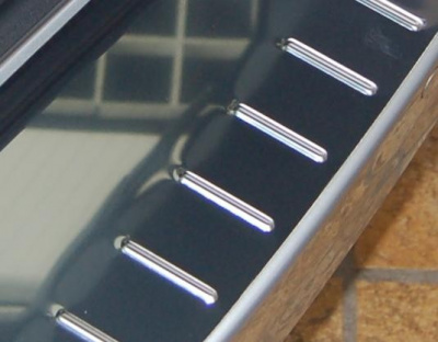 Накладка на задний бампер с силиконом, нерж. сталь (4D) Alu-Frost 10-3842 для FORD Focus III